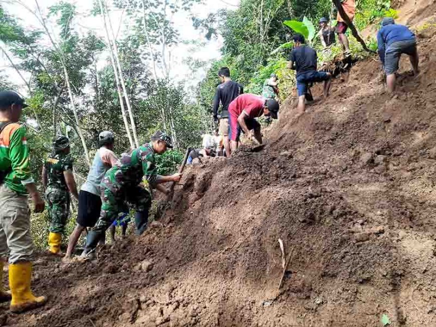 Babinsa Koramil 11 Punggelan Bersihkan Material Tanah Longsor 