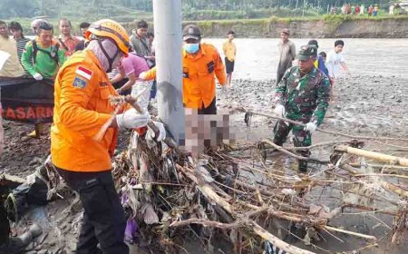 Bersama Tim Gabungan Babinsa Temukan Dan Evakuasi Warganya