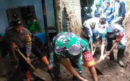 Peran Aktif Babinsa Bersihkan Material Tanah Longsor 