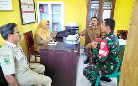 Peran Aktif Babinsa Melaksanakan Komsos di Kantor Desa 
