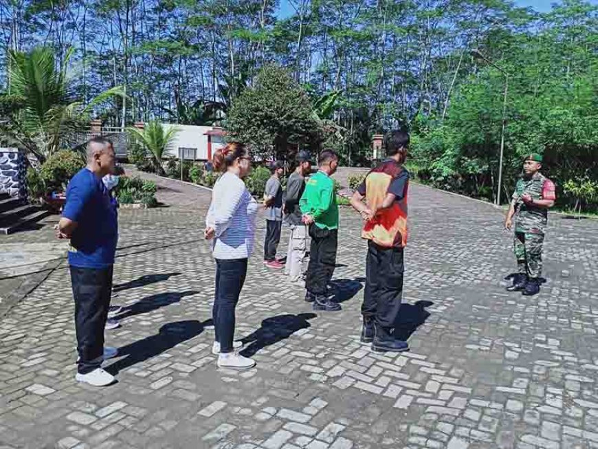Babinsa Koramil 11 Punggelan Berikan Pelatihan Dan Pembinaan Kepada Satlinmas