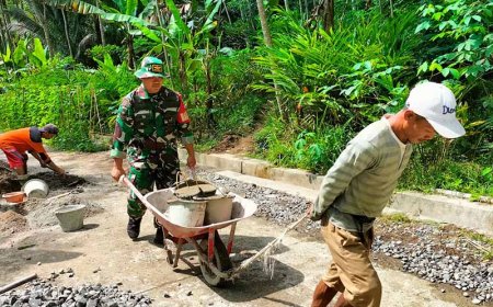 Babinsa Bersama warga Gotong Royong Membuat Saluran Air