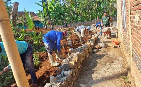 Cegah Dini Babinsa Bersama Warga Gotong Royong Buat Pondasi Pembatas