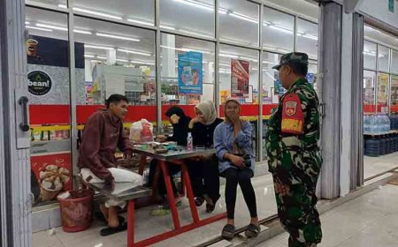 Pantau Kondusifitas Wilayah, Babinsa Aktif Laksanakan Patroli Malam Hari 