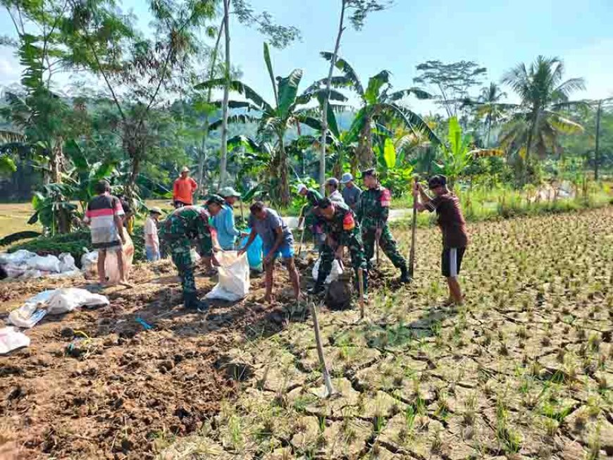 Babinsa Bersama Warga Laksanakan Gotong Royong 
