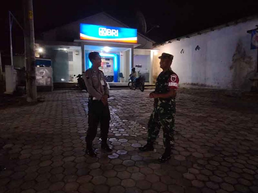 Kegiatan Rutin Babinsa Melaksanakan Patroli Malam