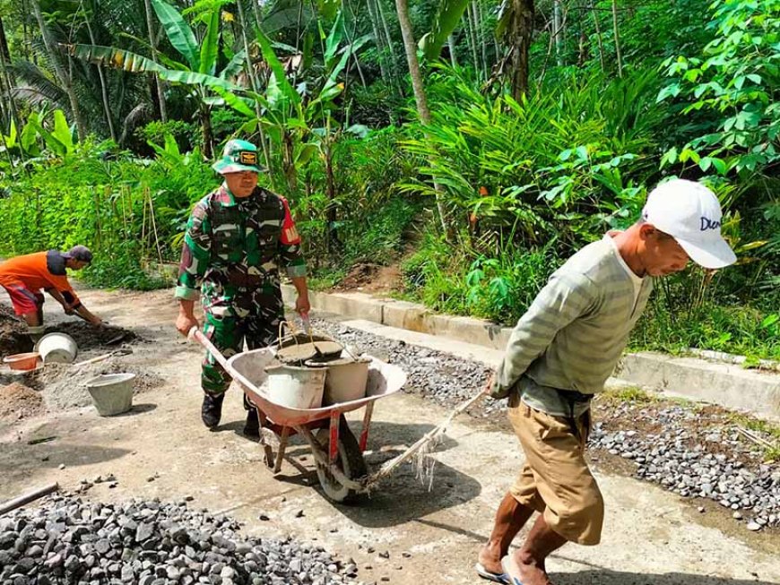 Babinsa Bersama warga Gotong Royong Membuat Saluran Air