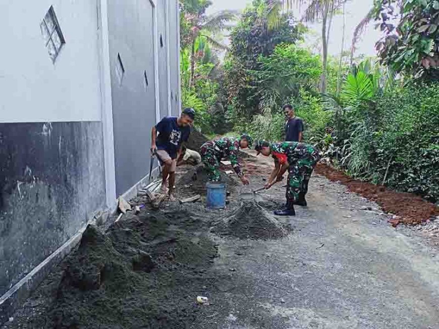 Mendekatkan diri dengan warga binaan melalui kerja bakti 