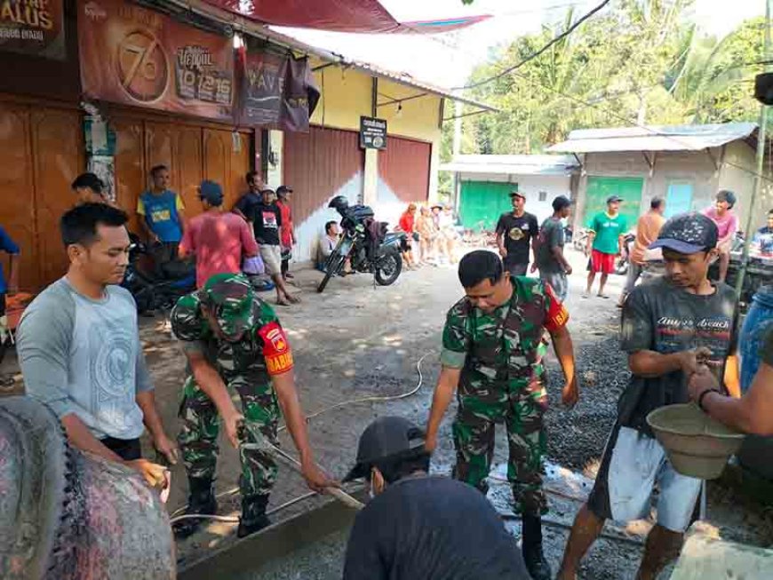 Hadir Untuk Warga Babinsa Koramil 11/Punggelan Bantu Kerja Bakti Pengecoran Aula TK Cokroaminoto