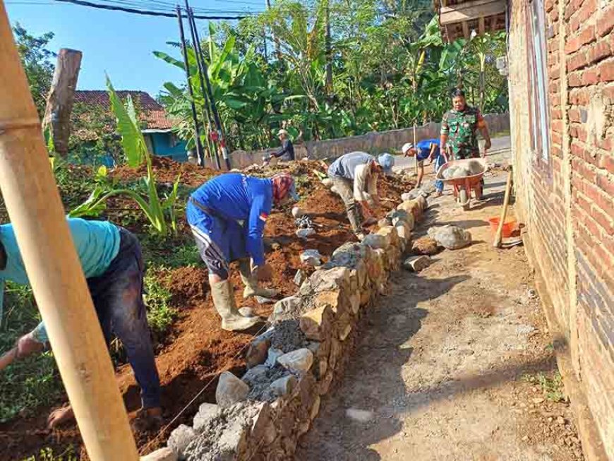 Cegah Dini Babinsa Bersama Warga Gotong Royong Buat Pondasi Pembatas