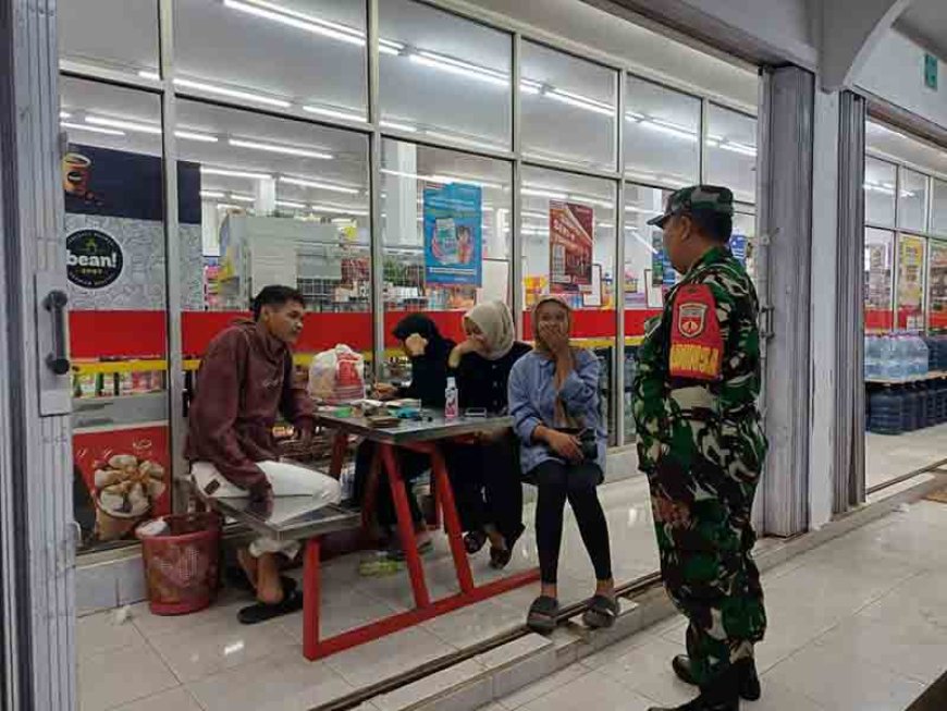 Pantau Kondusifitas Wilayah, Babinsa Aktif Laksanakan Patroli Malam Hari 