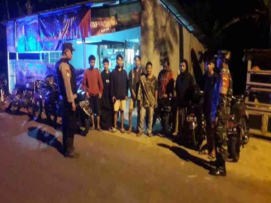 Kegiatan Rutin Babinsa Laksanakan Patroli Malam Hari 