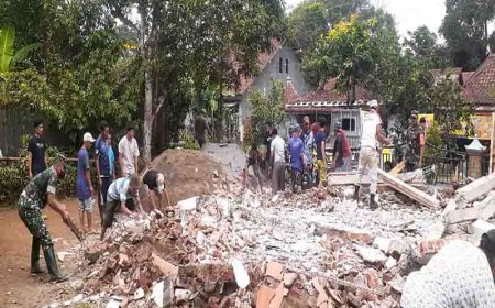 Babinsa Gotong Royong Merehab Mushola 