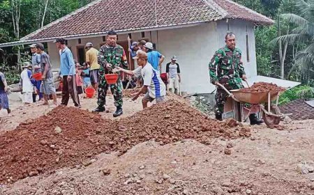 Tingkatkan Semangat Gotong Royong,Babinsa Bantu Warga Bangun Mushola