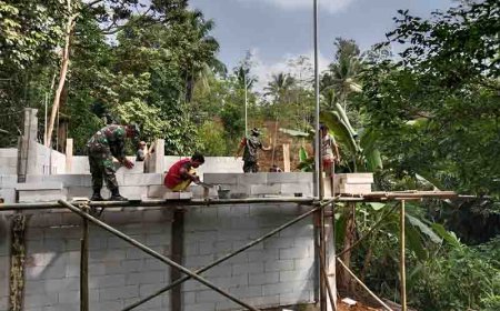 Hadir Untuk Warga Babinsa Bantu Kerja Bakti Pembangunan Rumah Warga