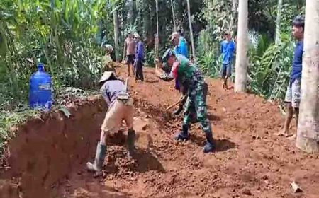 Babinsa Kerja bakti bantu warga wujudkan jalan pertanian 