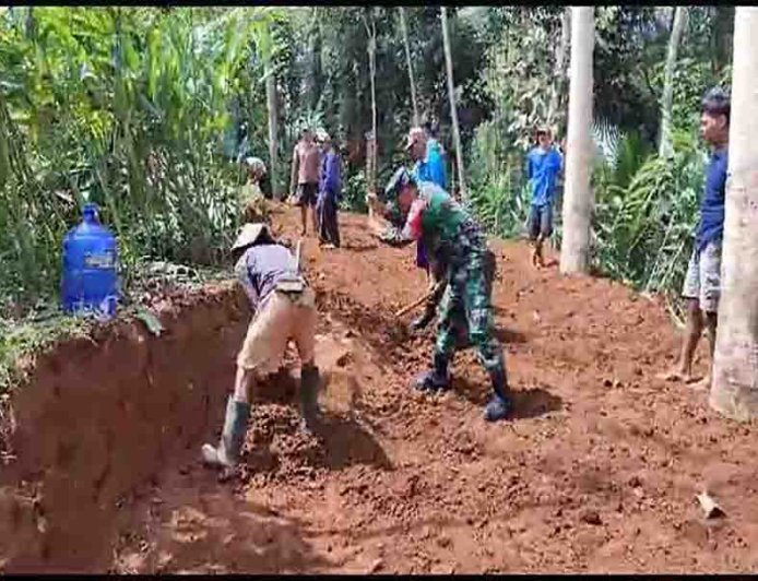 Babinsa Kerja bakti bantu warga wujudkan jalan pertanian 