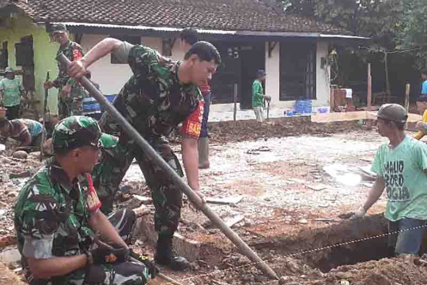 Babinsa Koramil 11 Punggelan Bantu Warga Membangun tempat Ibadah