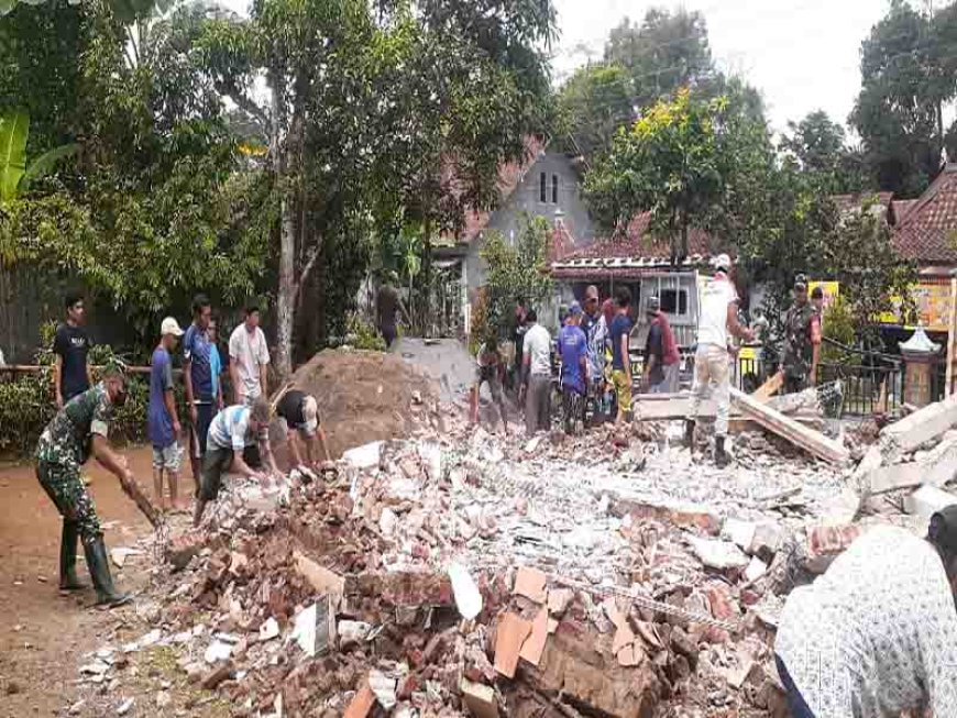 Babinsa Gotong Royong Merehab Mushola 