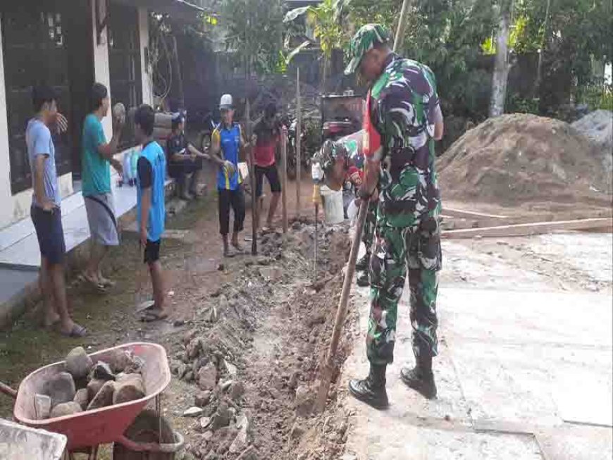 Aktif Dengan Kegiatan Desa Binaan Babinsa Bantu Renovasi Musholla