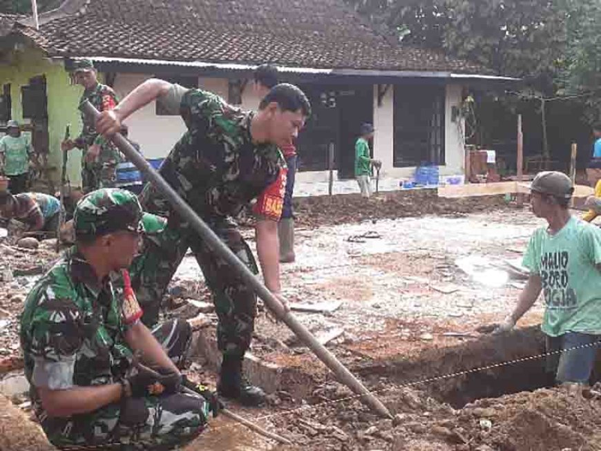 Babinsa Koramil 11 Punggelan Bantu Warga Membangun tempat Ibadah