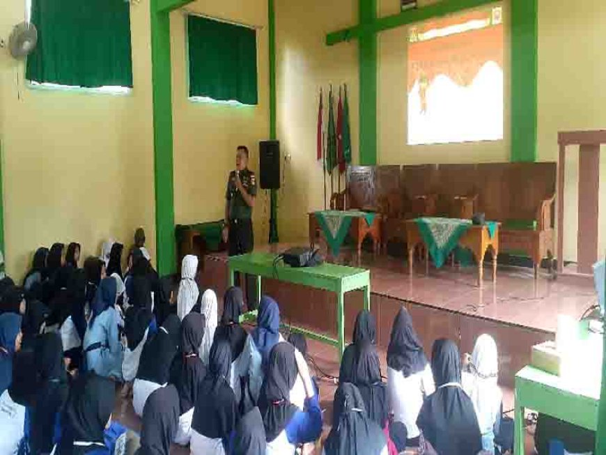 Danramil berikan Wasbang Bela Negara kepada Santri