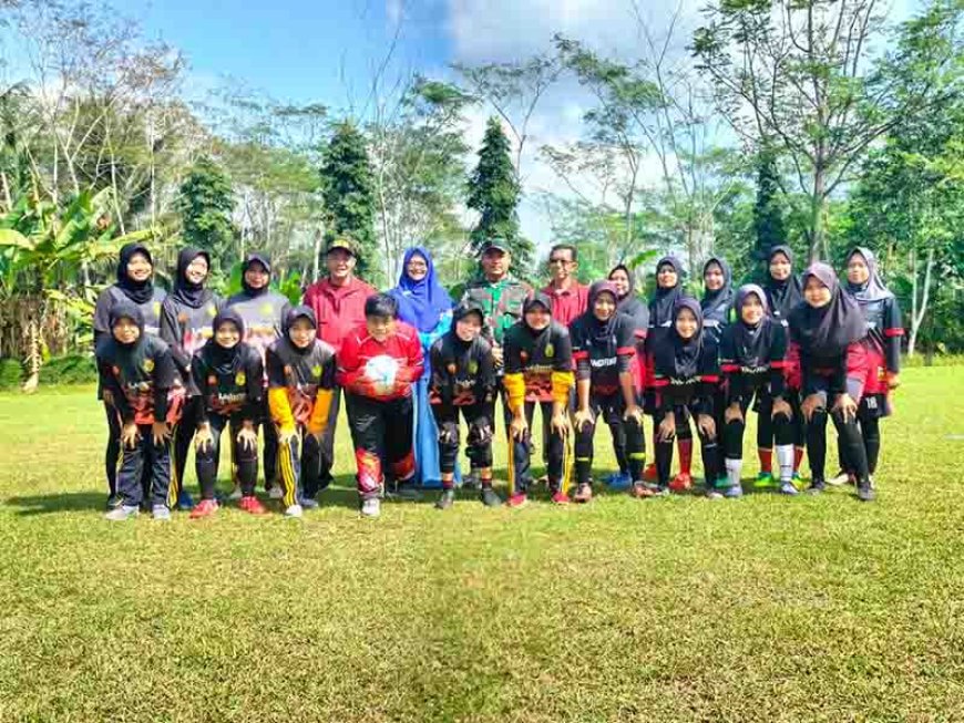 Babinsa Laksanakan Pengamanan Pertandingan Sepak Bola Putri 
