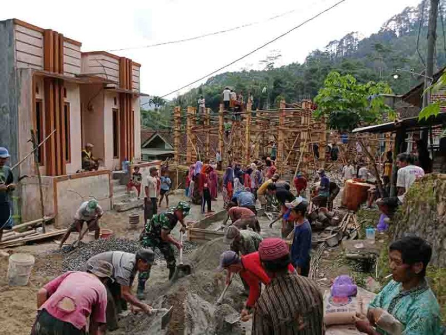 Warga binaan semakin semangat laksanakan gotong royong dengan hadirnya Babinsa 