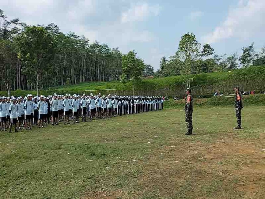 Danramil beserta 8 orang Anggota Memberikan Wasbang di SMK N 1 Punggelan