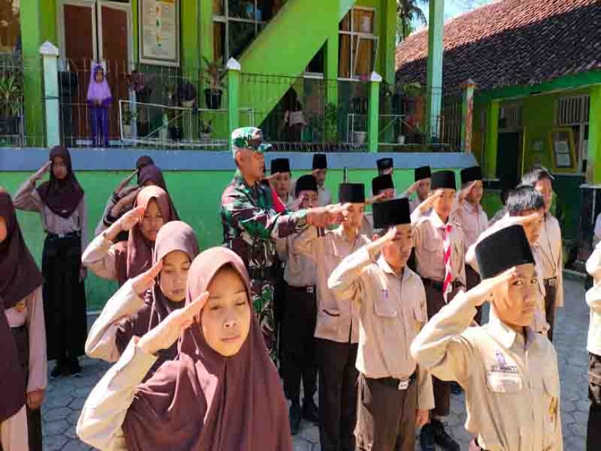 Babinsa Koramil 11 Punggelan Memberikan Wasbang Di MI N 4 Punggelan