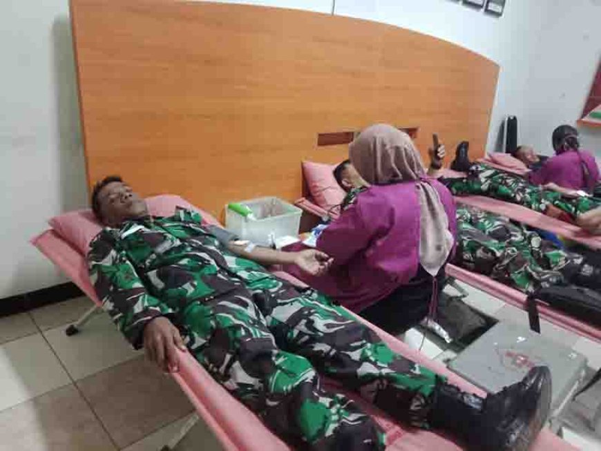 Wujudkan Kepedulian Sesama Babinsa Melaksanakan  Donor Darah 