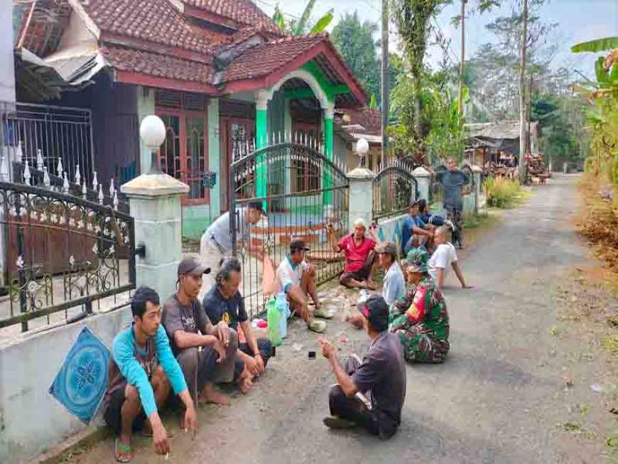 Babinsa Manfaatkan Waktu Istirahat Untuk Komsos Dengan Masyarakat 