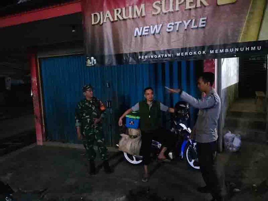 Babinsa laksanakan patroli malam untuk ciptakan keamanan dan kedekatan dengan warganya