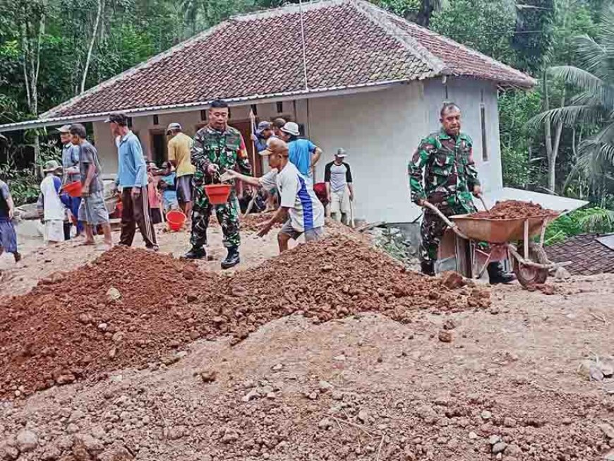 Tingkatkan Semangat Gotong Royong,Babinsa Bantu Warga Bangun Mushola