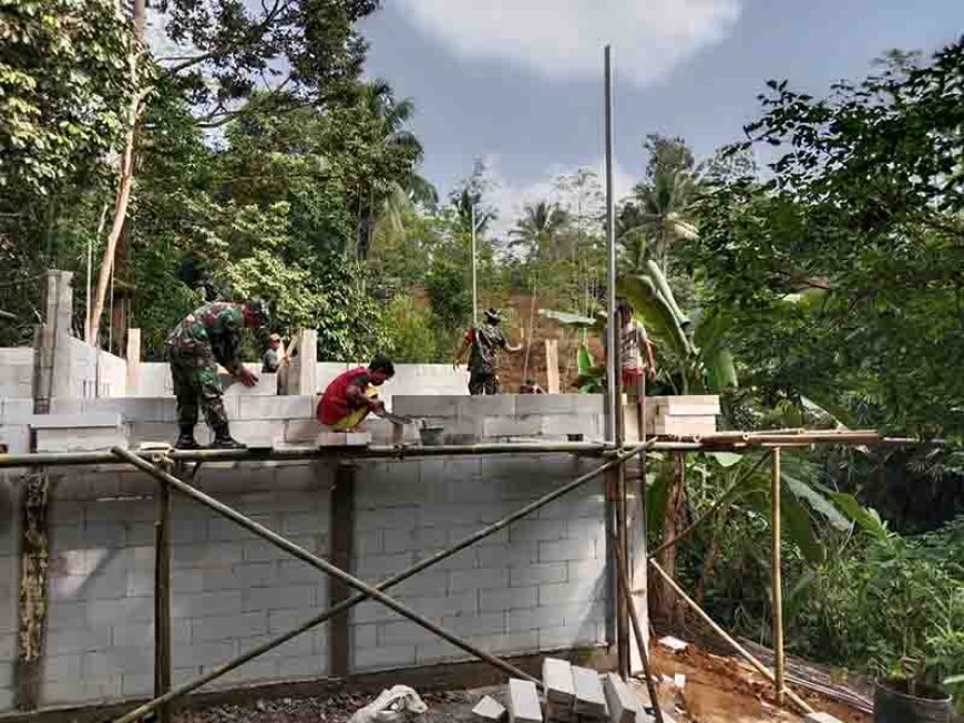 Hadir Untuk Warga Babinsa Bantu Kerja Bakti Pembangunan Rumah Warga