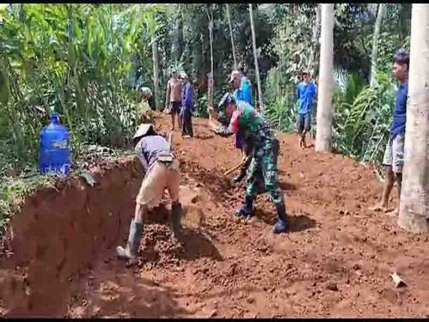 Babinsa Kerja bakti bantu warga wujudkan jalan pertanian 