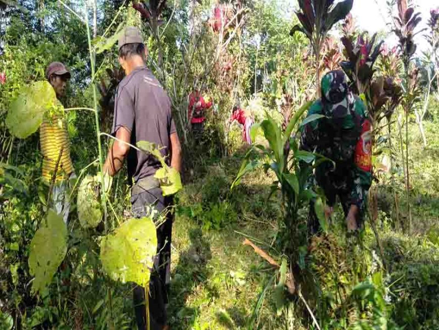 Babinsa Bersama Warga Kerja Bakti Bersihkan TPU