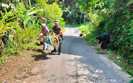 Peduli Lingkungan, Babinsa Bersama Warga Gotong-Royong membersihkan Jalan