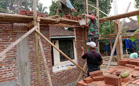 Babinsa Koramil 11 Punggelan melaksanakan Karya Bakti Pembuatan Sarana Ibadah