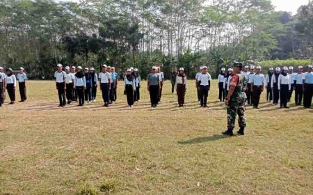 Babinsa Koramil 11/Punggelan Latih Paskibra Tingkat Kecamatan