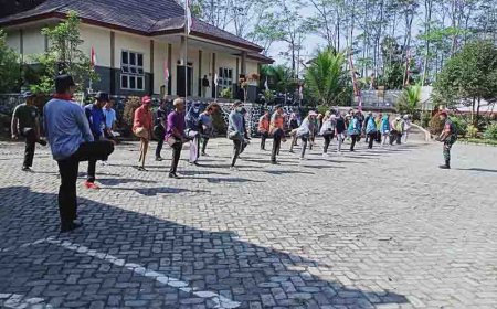 Babinsa Latihkan Defile Kepada Aparatur Kecamatan Punggelan 