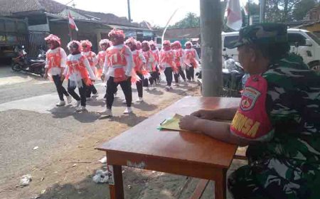 Babinsa Koramil 11/ Punggelan Menjadi Juri Lomba Jalan Gayeng 