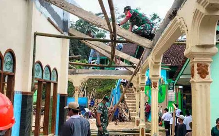 Kebersamaan Babinsa Bersama Warga Gotong Royong Perbaiki Sarana Ibadah