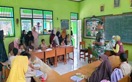 Babinsa Koramil 11/Punggelan dampingi Bulan Imunisasi Anak Sekolah 