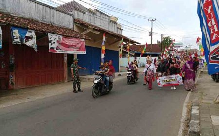 Semarakan HUT RI Ke 78 Babinsa Bersama Bhabinkamtibmas Menjadi Juri dan Pengamanan Jalan Gayeng Tingkat Desa 