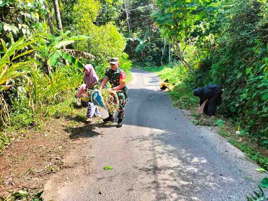 Peduli Lingkungan, Babinsa Bersama Warga Gotong-Royong membersihkan Jalan