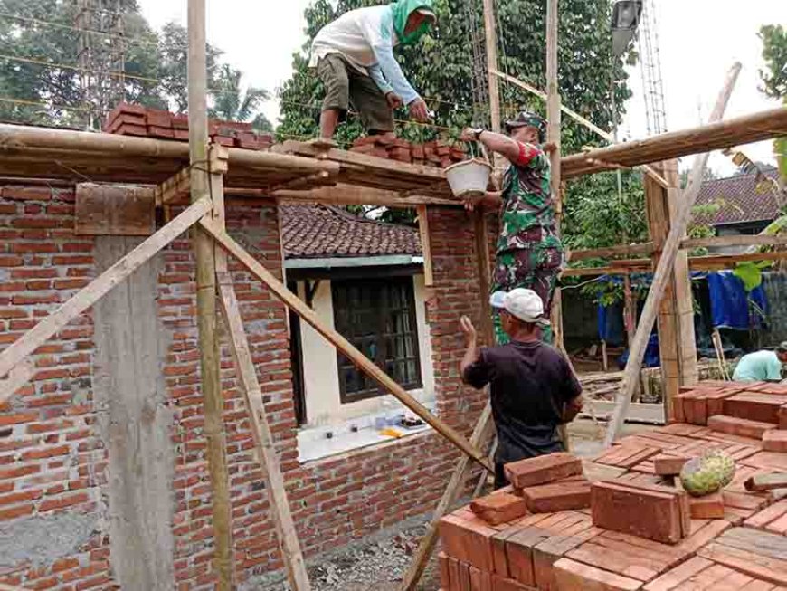 Babinsa Koramil 11 Punggelan melaksanakan Karya Bakti Pembuatan Sarana Ibadah