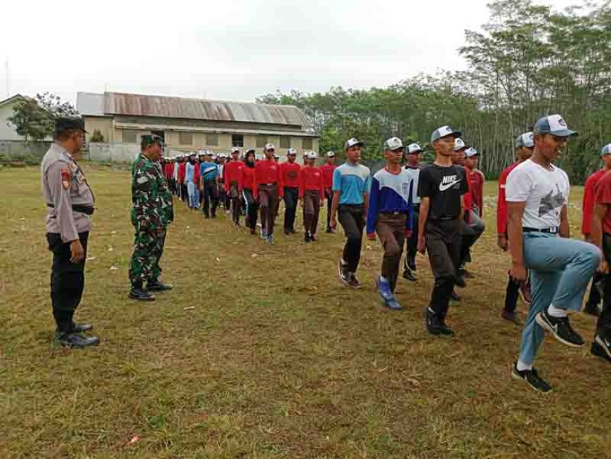 Babinsa Latih Paskibra Tingkat Kecamatan