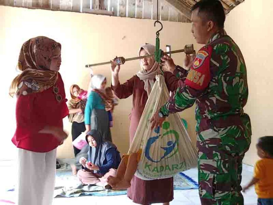 Babinsa Aktif Dampingi Kegiatan Posyandu Di Desa Binaan 