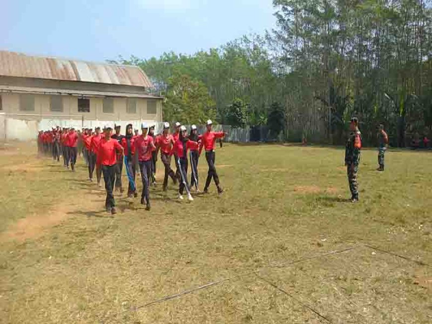 Babinsa Koramil 11/Punggelan Dampingi dan Melatih Paskibra Tingkat kecamatan